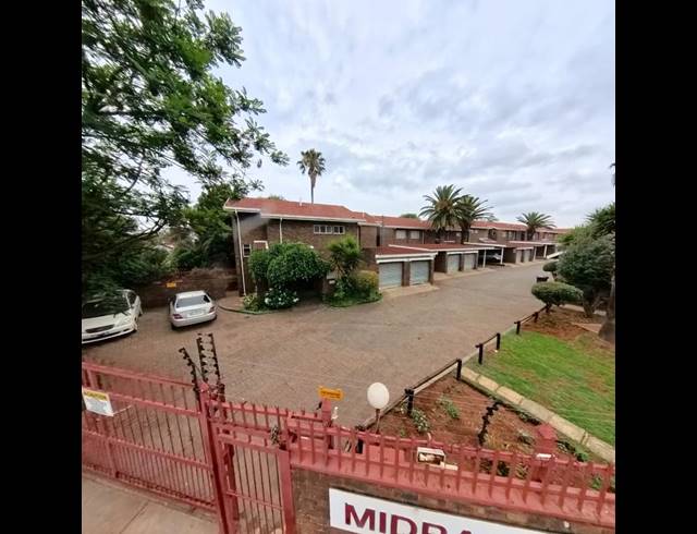 3 BEDROOM TOWNHOUSE FOR SALE IN CLAYVILLE EAST